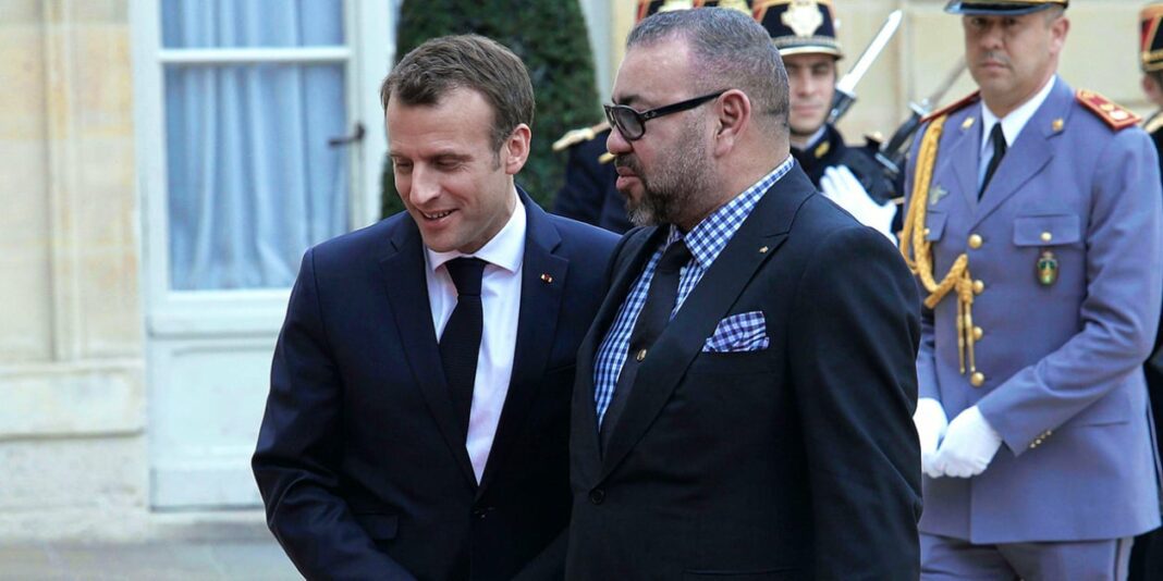 Coupe du Monde 2030 : Emmanuel Macron veut la finale au Maroc Deux hommes en costume lors d'une rencontre officielle à Paris.