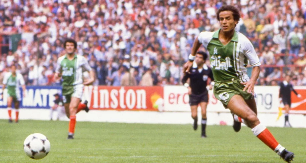 Lakhdar Belloumi en action lors d'un match Footballeur en action sur le terrain lors d'un match de football.