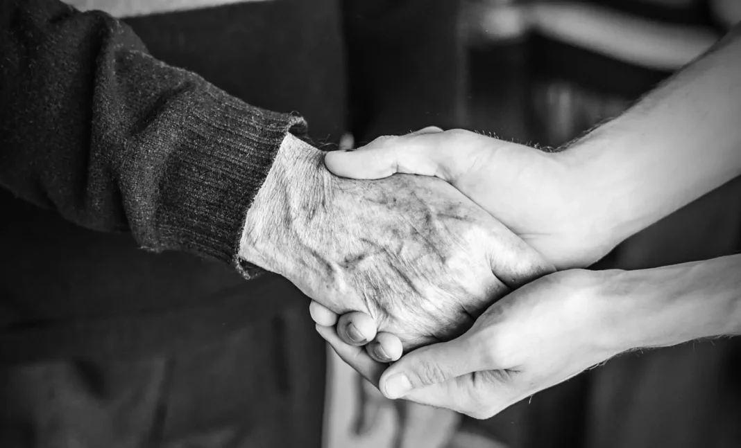 Viol et torture d’une femme de 67 Ans à Versailles par un sans-papiers Algérien Main tendue entre deux personnes, symbole d'aide ou de soutien.