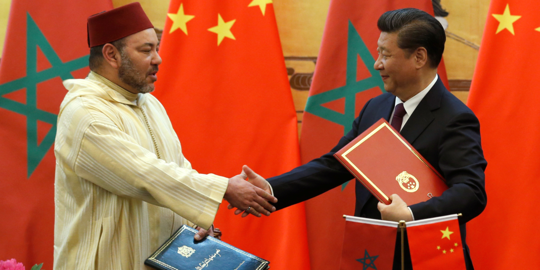 Représentants du Maroc et de la Chine lors d'une signature officielle.