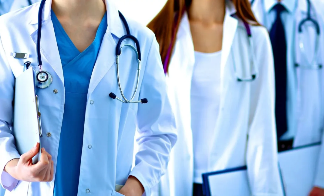 Groupe de médecins avec stéthoscopes lors d'une réunion professionnelle.