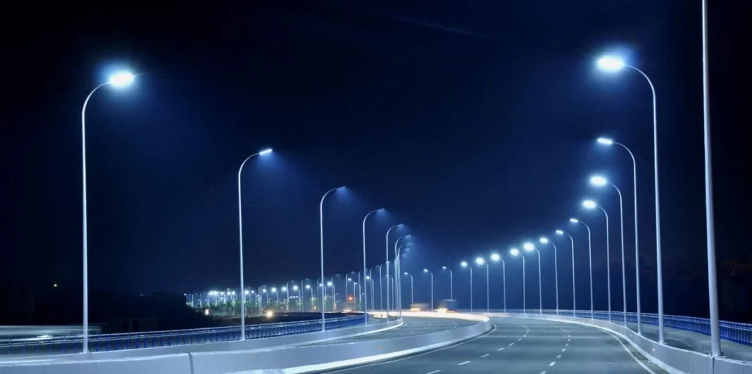 BELUX Eclairage, première entreprise maghrébine à l’Innopolis Expo Paris Rues éclairées avec lampadaires LED à Paris la nuit.
