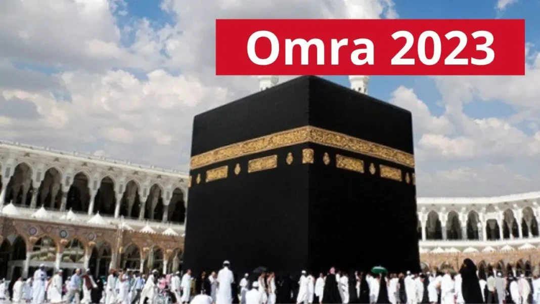 Omra 2023: vers une baisse du prix des billets d’avion Vue de la Kaaba à La Mecque lors de l'Omra 2023, lieu sacré pour les pèlerins musulmans.