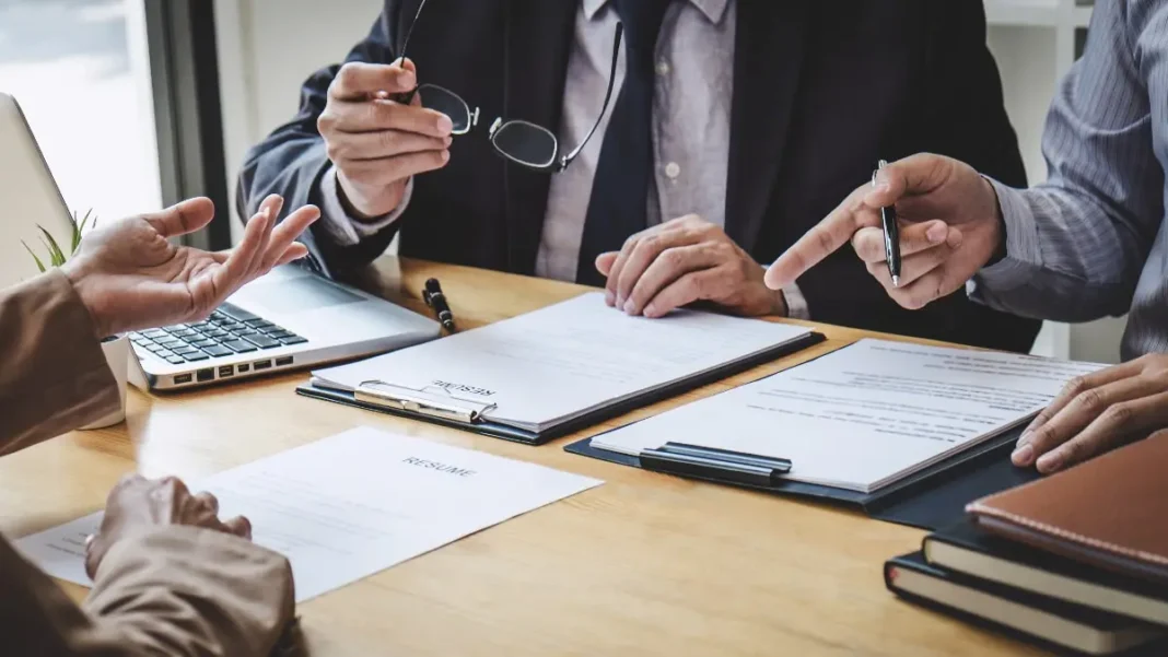 Inquiétudes économiques en Algérie : des entrepreneurs se plaignent d’un climat des affaires difficile Réunion d'affaires avec entrepreneurs en discussion sérieuse.