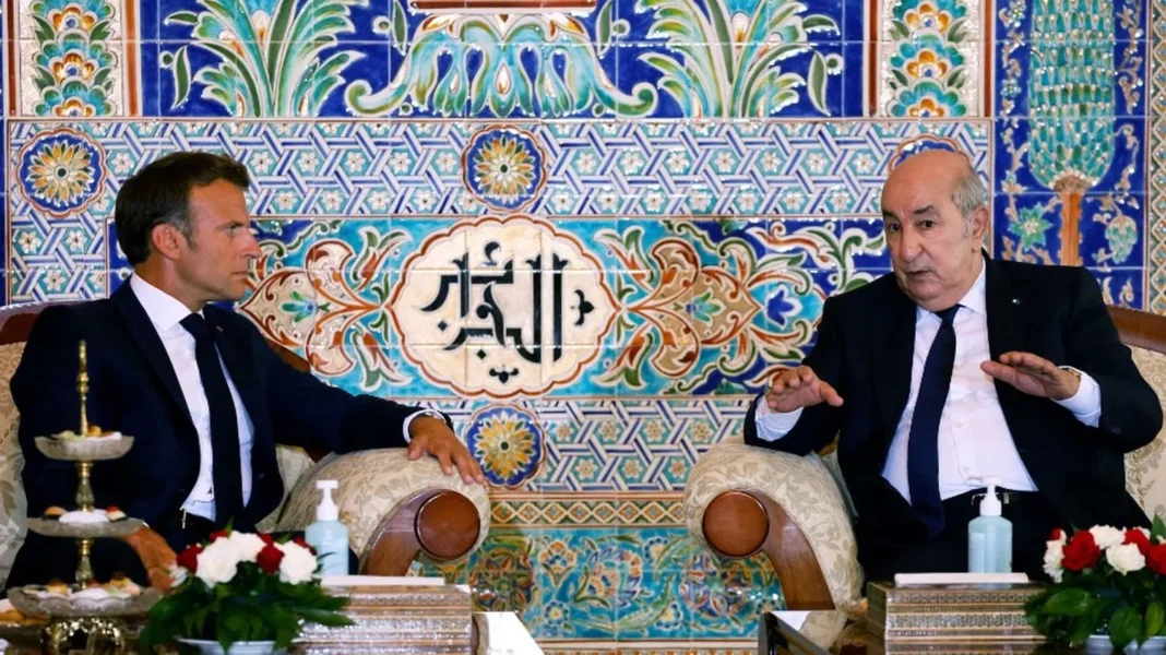 Rencontre diplomatique en Algérie Deux hommes en discussion dans un décor traditionnel algérien.