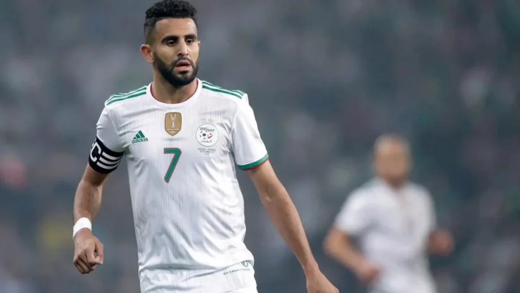 Riyad Mahrez portant le maillot de l'Algérie lors d'un match.