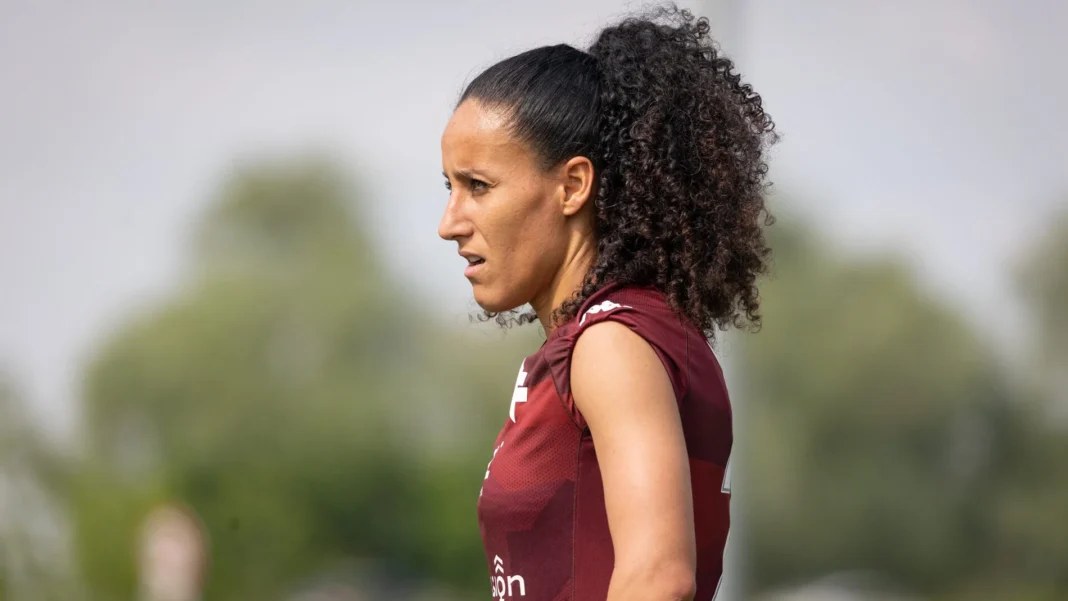 Mercato : Après les hommes, l’Arabie saoudite s’attaque aux femmes Femme sportive avec cheveux bouclés en action en plein air.