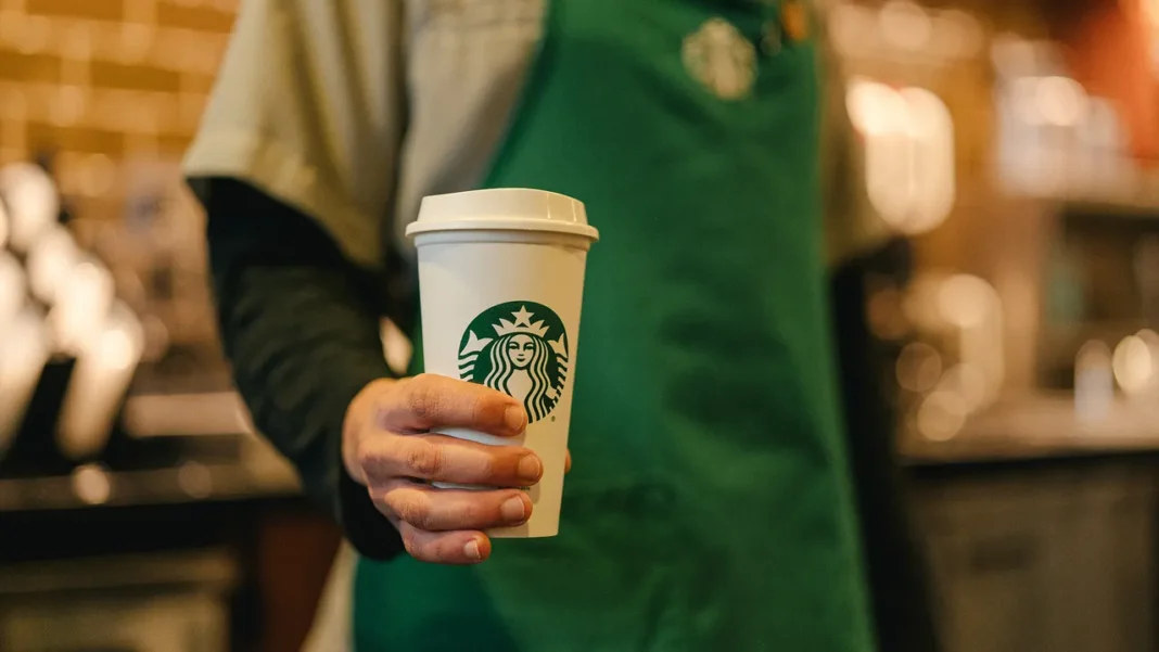 Lorsque l’Algérie célèbre l’inauguration officielle… d’un Starbucks contrefait Tasse de café Starbucks dans un café marocain.