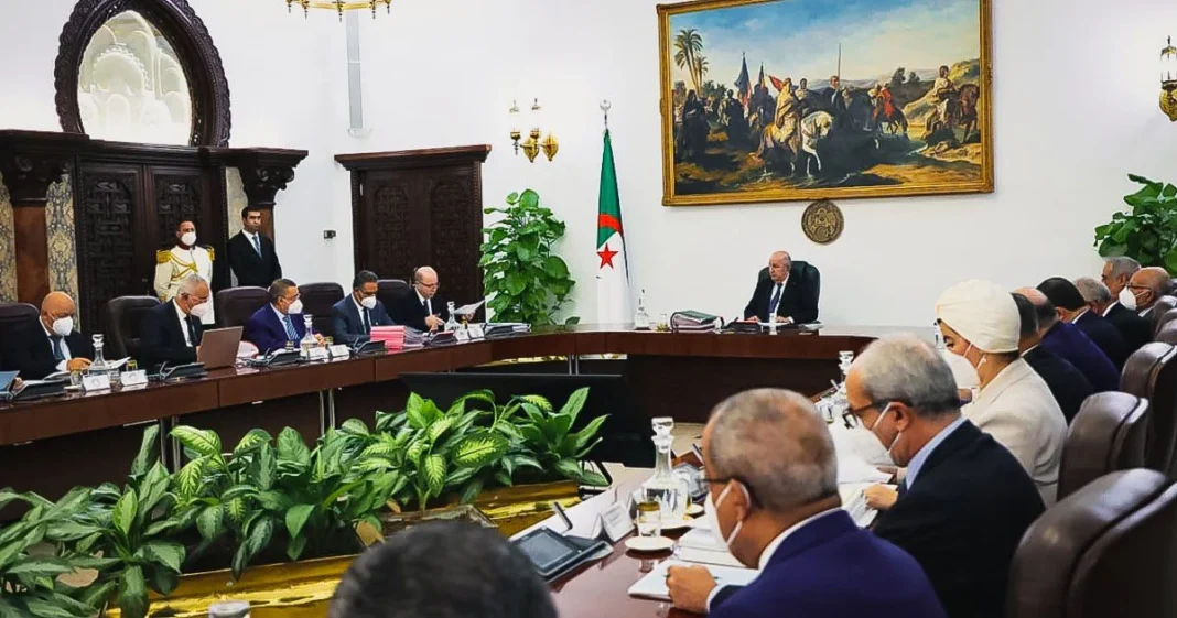 Le président algérien lors d'une réunion avec des ministres et hauts fonctionnaires.