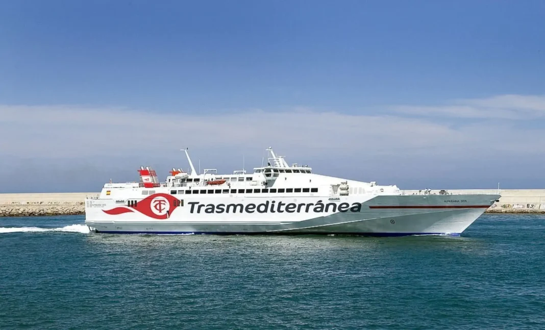 Traversées hivernales vers l’Algérie : Trasmediterránea ouvre les réservations Ferry Trasmediterránea naviguant en mer lors d'une traversée hivernale.
