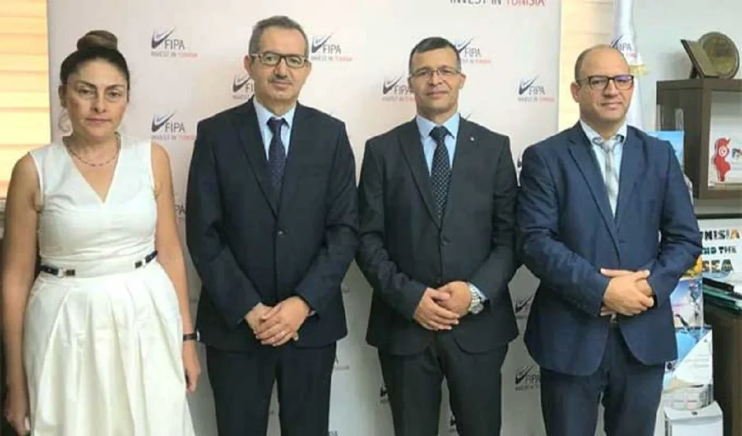 La Tunisie et l’Algérie en œuvre pour promouvoir les investissements croisés Quatre professionnels en costume lors d'une réunion d'affaires.