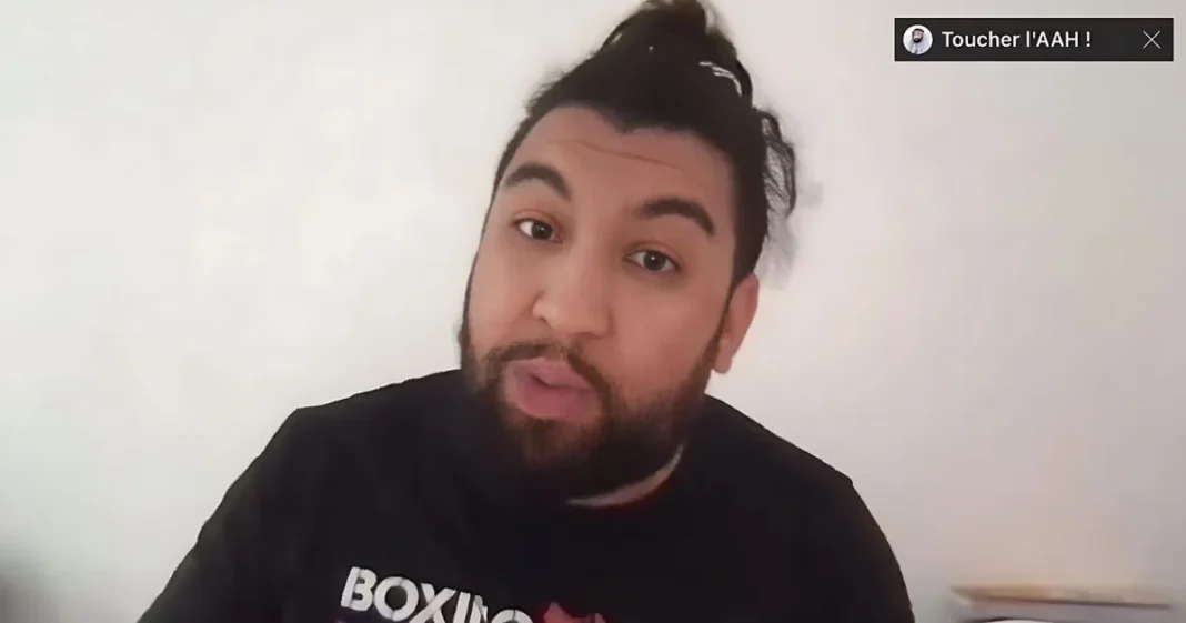 YouTubeur marocain Mertel parlant face caméra pour vidéo.