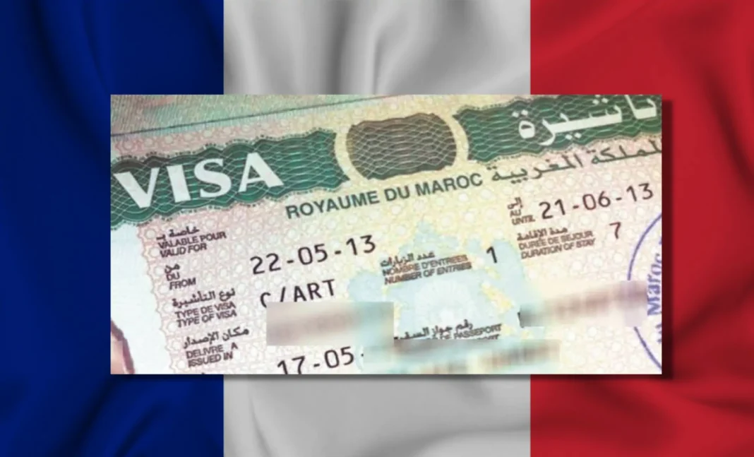 Visa marocaine pour les étrangers Visa marocain avec drapeau français en arrière-plan.