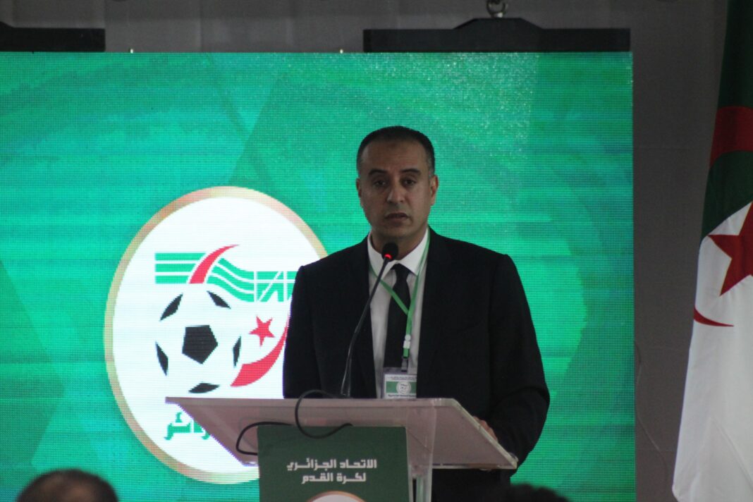 Walid Sadi s'exprime lors d'une conférence football en Algérie.