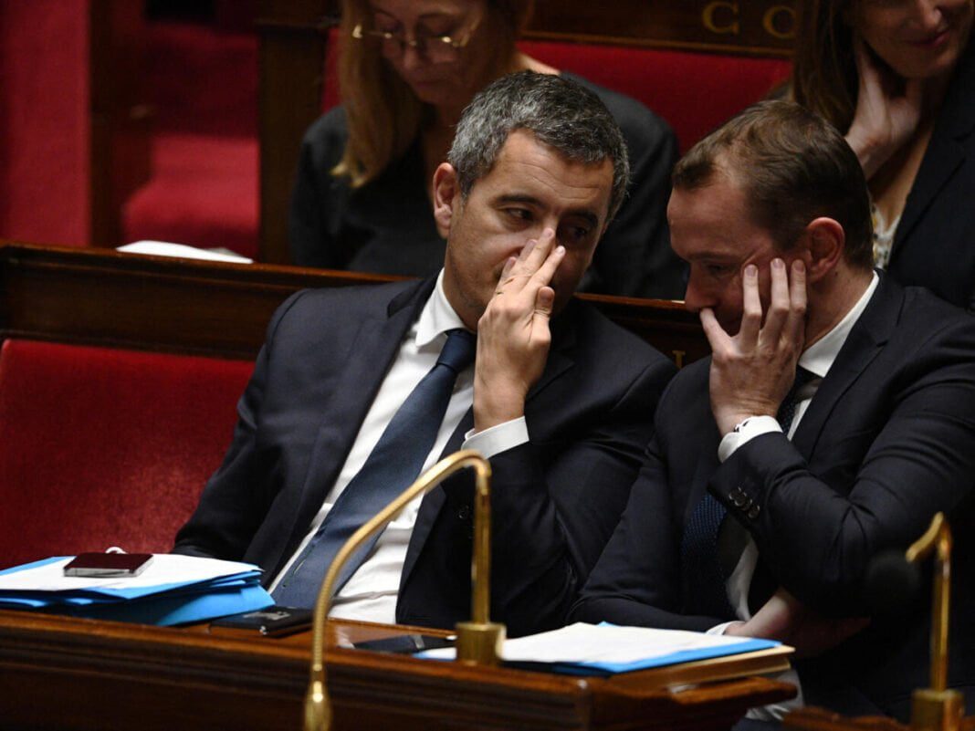 Projet de Loi sur l’immigration : La Droite menace Gérard Darmanin Deux hommes en discussion lors d'un débat politique sur l'immigration.
