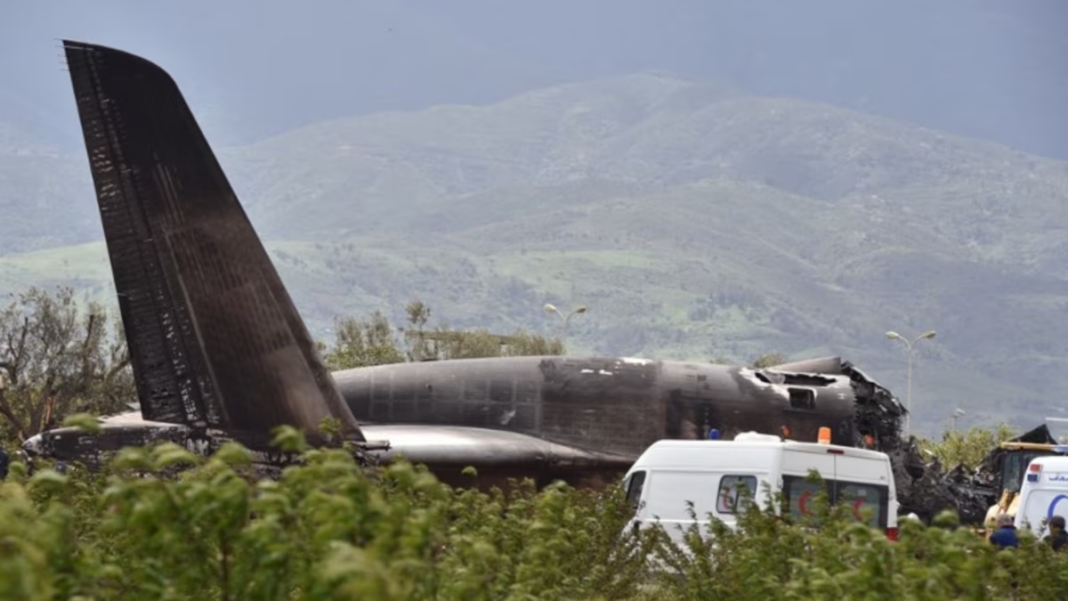 Est-ce que l’armée algérienne redoute un nouveau désastre impliquant ses avions obsolètes ? Avion militaire endommagé après un accident en Algérie.