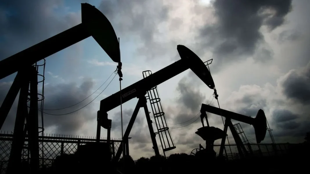 La production pétrolière en Algérie a augmenté de 17 000 barils/jour en septembre Puits de pétrole en silhouette sous ciel nuageux.