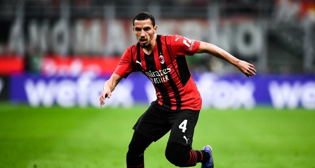 Le mystère de Bennacer : l’Algérie dans l’Incertitude à l’aube de la CAN 2023 Joueur de football en mouvement sur le terrain lors d'un match.