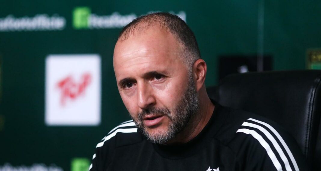 Djamel Belmadi en conférence de presse Djamel Belmadi lors d'une conférence, focus sur son visage.