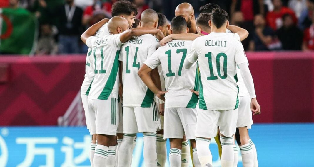 L'équipe d'Algérie en pleine discussion lors d'un match international.