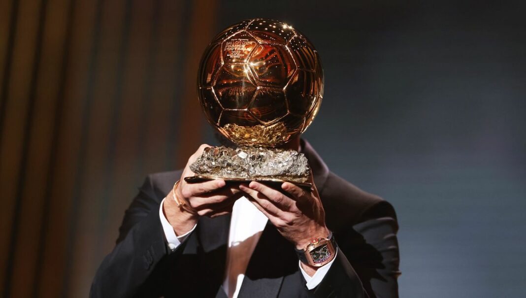 Le Ballon d’Or de 2023 est décerné à…….. : le lauréat vous surprendra ! Personne tenant le Ballon d'Or 2023 lors d'une cérémonie.