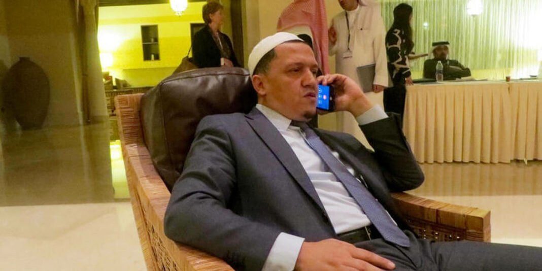 L’imam Hassen Chelghoumi soutient Israël lors des récentes tensions avec la Palestine L'imam Hassen Chelghoumi parlant au téléphone lors d'une réunion.