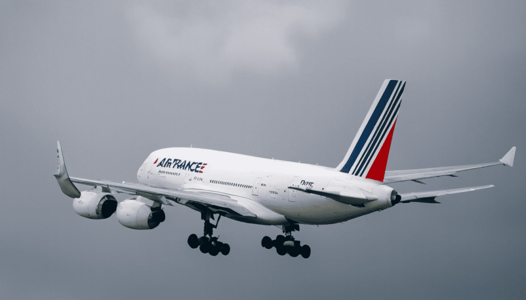 Air France va quitter l’aéroport d’Orly : quel impact sur les vols vers l’Algérie ? Avion Air France en vol sous un ciel nuageux.