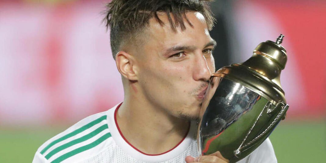 CAN 2024 : Ismael Bennacer, exprime sa fierté à représenter l’Algérie Ismaël Bennacer célèbre avec la coupe d'Afrique pour l'Algérie.
