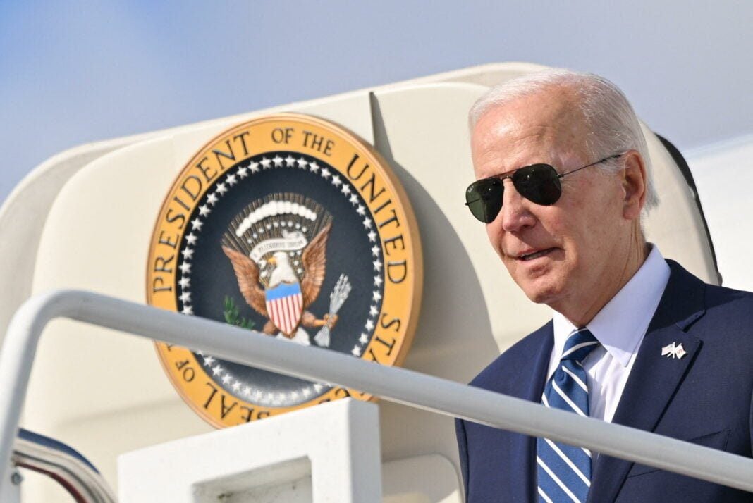 Tensions au Moyen-Orient : Washington Renforce son soutien militaire à Israël Joe Biden portant des lunettes de soleil descend de l'avion présidentiel.