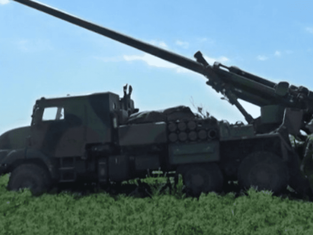 Artillerie militaire au Maroc Véhicule d'artillerie avec canon long en position de tir.