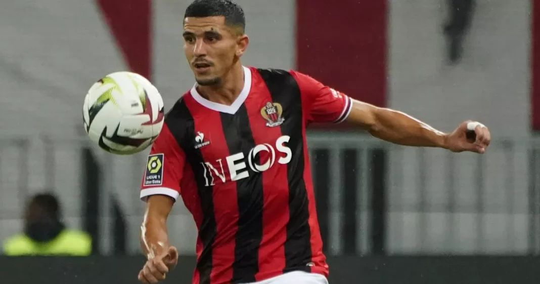 Youcef Atal en train de jouer au football pour l'OGC Nice.