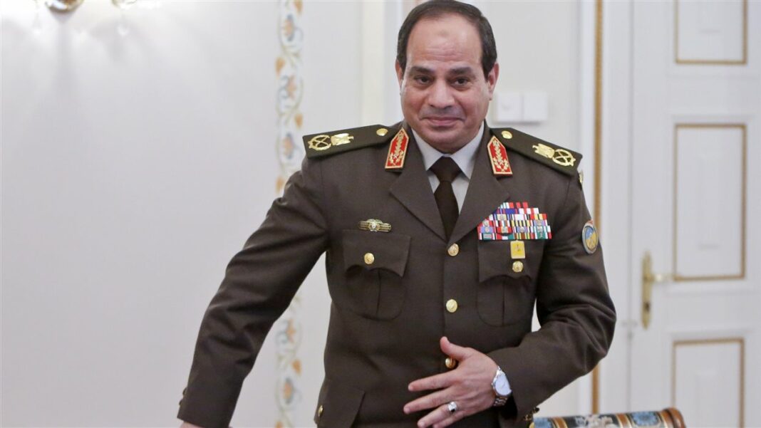 Al-Sissi choque avec des propositions étranges à l’approche de l’élection présidentielle en Égypte Homme en uniforme militaire avec décorations et insignes.