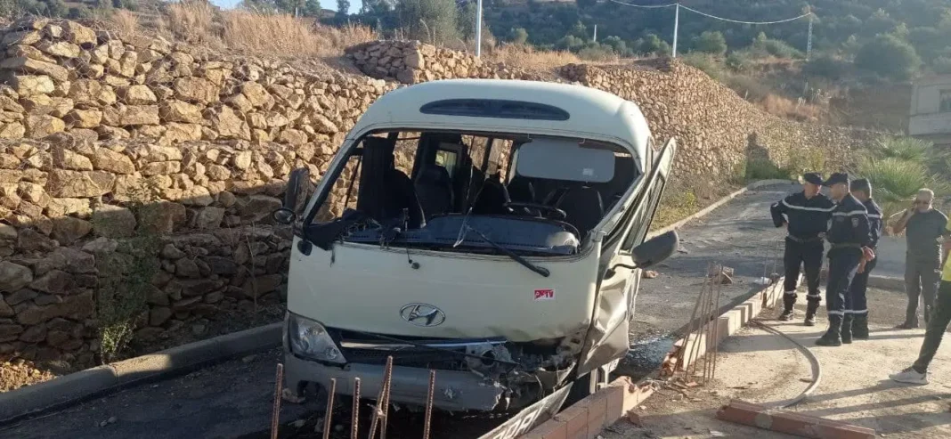 Bus Hyundai endommagé après un accident à Skikda.