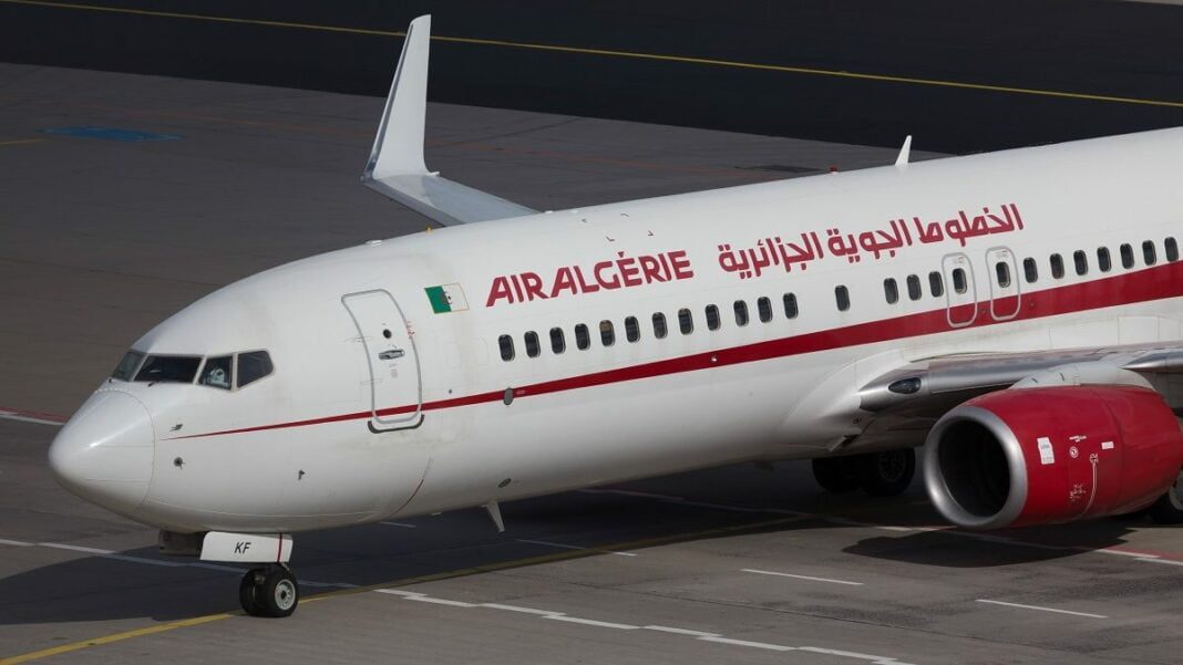 Avion Air Algérie sur la piste, prêt à décoller ou atterrir.