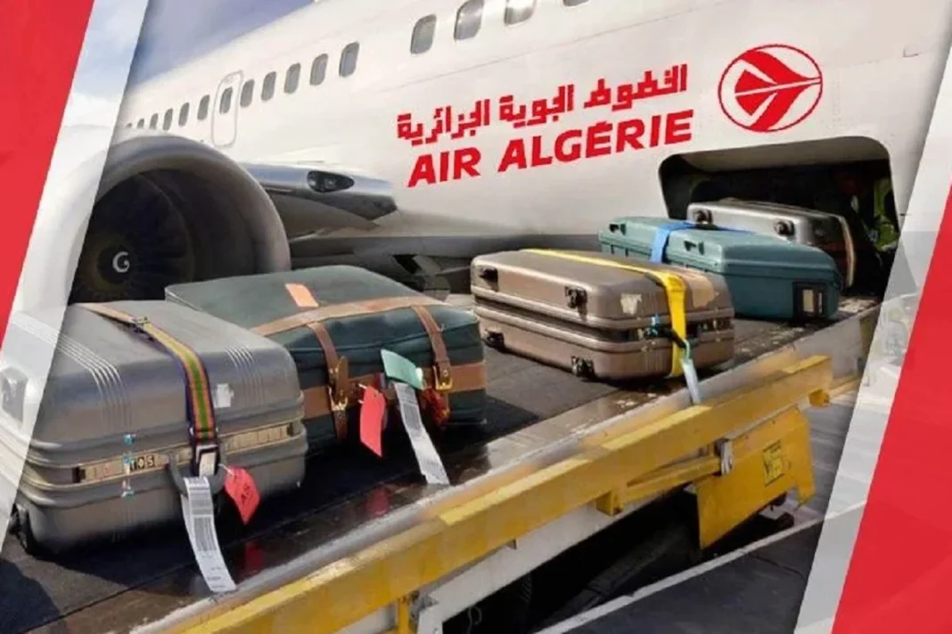 Bagages en attente de chargement sur un tapis roulant d'aéroport.