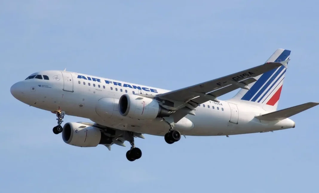 Urgent! Air France ne prendra plus départ à l’aéroport d’Orly à partir de… Avion Air France en vol dans le ciel bleu.
