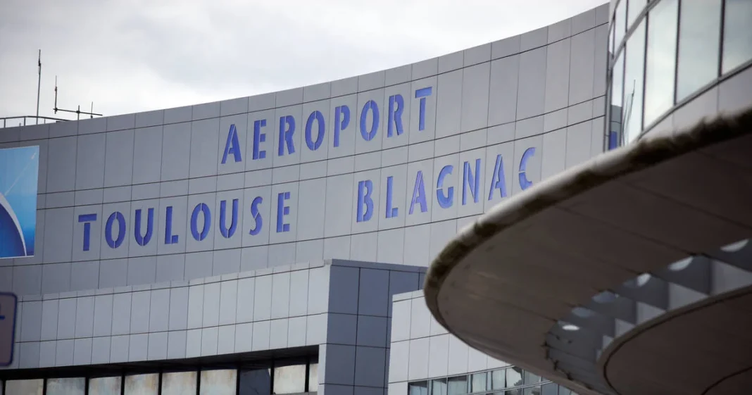 Alerte en France ! Des aéroports sont menacés de bombardement Vue de l'aéroport Toulouse Blagnac en France.