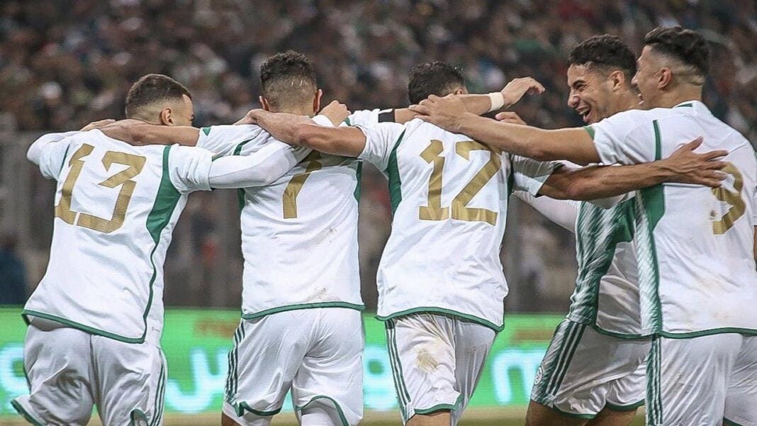 Classement FIFA d’Octobre 2023 : L’Algérie gagne une place en Afrique Les joueurs algériens célèbrent une victoire lors d'un match de football.