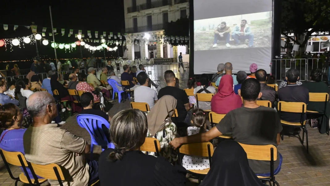 Rencontres cinématographiques à Béjaïa Projection en plein air lors des rencontres de cinéma de Béjaïa.