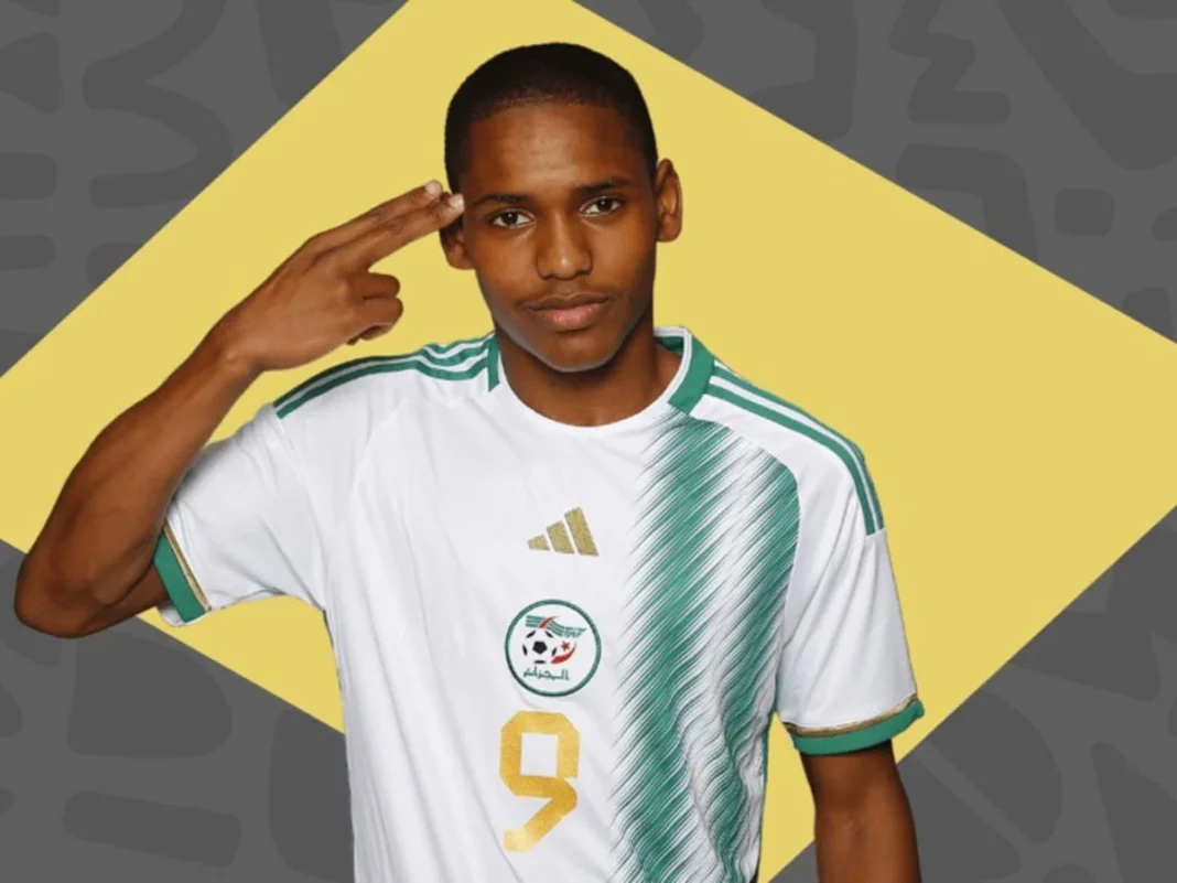 Moslem Anatouf, jeune talent algérien, figure parmi les 60 meilleurs dans le monde Maghrebactu jeune talent algérien saluant avec la main droite.