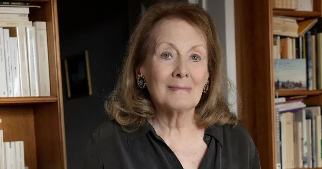 Incroyable! Annie Ernaux, amie privilégiée de l’Algérie, se voit refuser le visa Portrait d'Annie Ernaux, célèbre écrivaine française, dans un cadre intérieur.