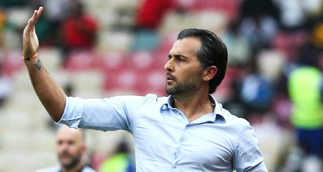 Conflit Palestine-Israël: Le coach du MC Alger, Patrice Beaumelle, provoque la colère des Algériens Patrice Beaumelle, entraîneur du MC Alger, lors d'un match important.