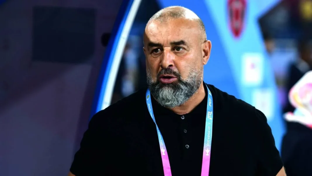 Le coach de l'USM Alger lors d'une conférence de presse.