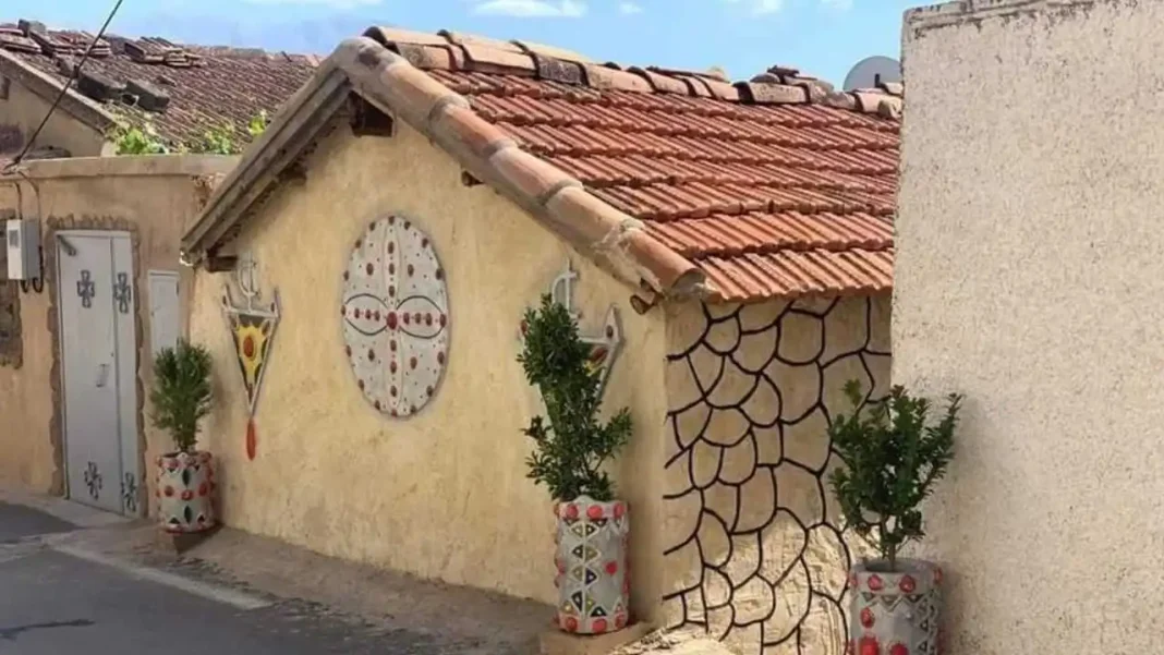 Officiel! Ce village est le plus propre de Tizi Ouzou Village de Tizi Ouzou avec maisons traditionnelles et décoration florale.