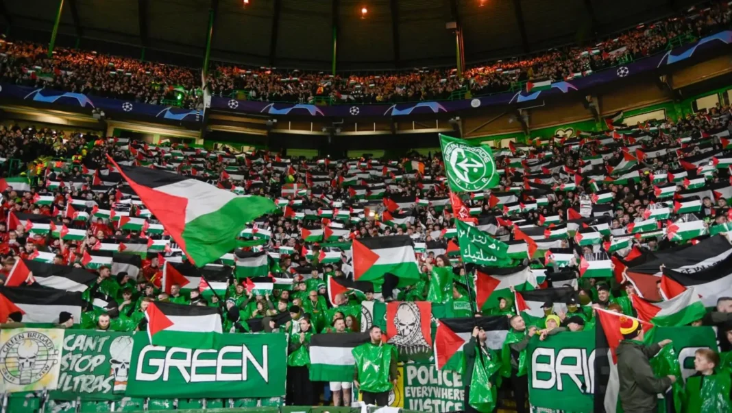 Supporters du Celtic avec drapeaux et banderoles dans le stade.
