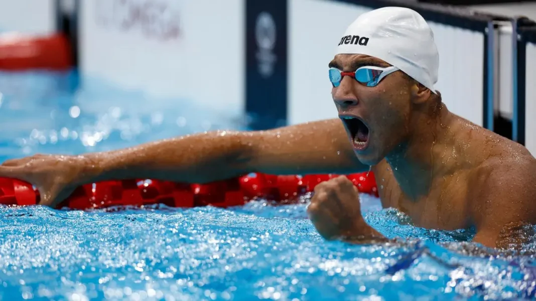 Championnat arabe natation Abu Dhabi 2023 : les nageurs algériens font sensation Nageur algérien célèbre sa victoire au championnat arabe de natation 2023.