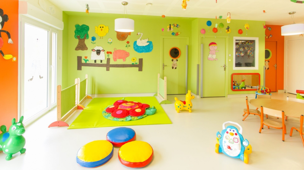 Coût exorbitant de la garderie en Algérie : Une mer à boire pour les parents Salle de jeux pour enfants avec décorations colorées et jouets.