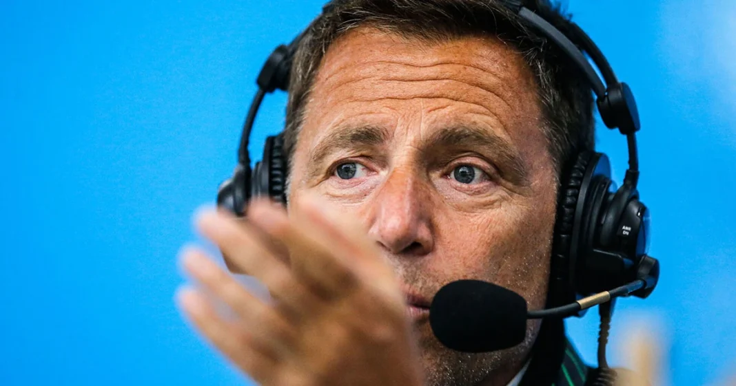 Il n’en finit pas! Daniel Riolo se déchaine sur ce joueur Homme avec casque de commentateur sportif, parlant en direct.