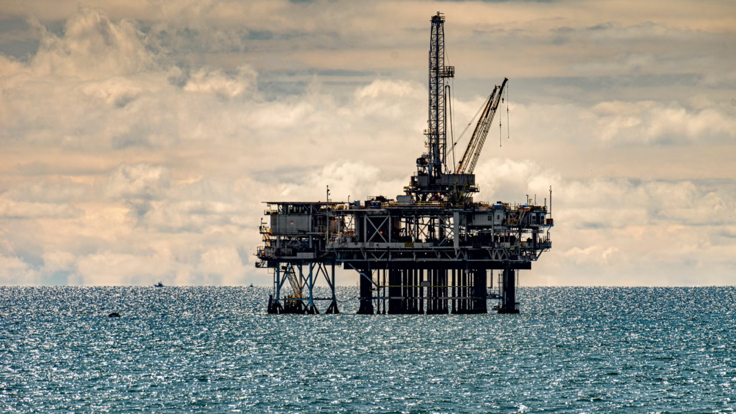 Demande de pétrole: l’OPEP croit en un avenir meilleur Plateforme pétrolière en mer sous un ciel nuageux.