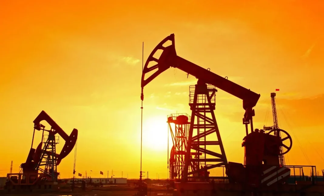 Demande mondiale de l’or noir : enfin, une nouvelle rassurante Puits de pétrole en activité au coucher du soleil en Afrique du Nord.